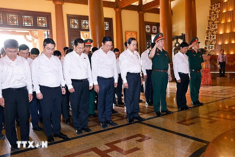 Chủ tịch Quốc hội Trần Thanh Mẫn và Đoàn công tác bày tỏ lòng biết ơn vô hạn đối với những người đã chiến đấu, hy sinh anh dũng vì sự nghiệp giải phóng dân tộc, xây dựng và bảo vệ Tổ quốc Việt Nam xã hội chủ nghĩa - Ảnh: TTXVN