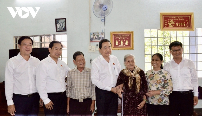 Chủ tịch Quốc hội Trần Thanh Mẫn tới thăm Mẹ Việt Nam Anh hùng Nguyễn Thị Hãnh - Ảnh: VOV