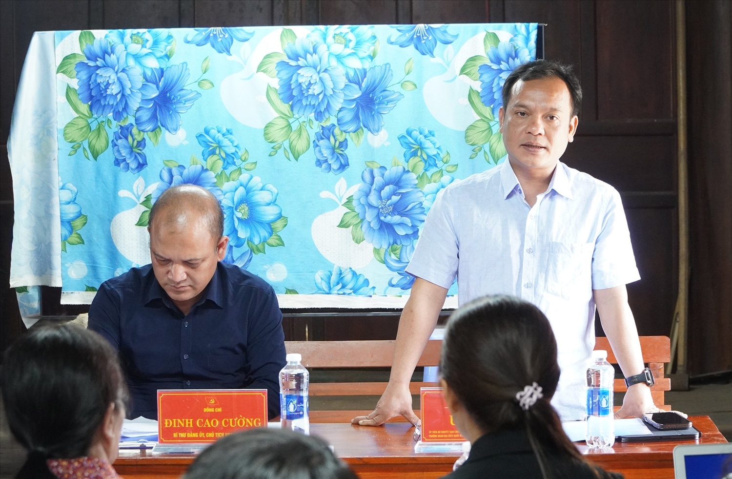 Phó Bí thư Thường trực Tỉnh ủy Quảng Ngãi U Huấn phát biểu tại buổi thăm, làm việc với Nhân dân thôn Đăk Mế, xã Bờ Y