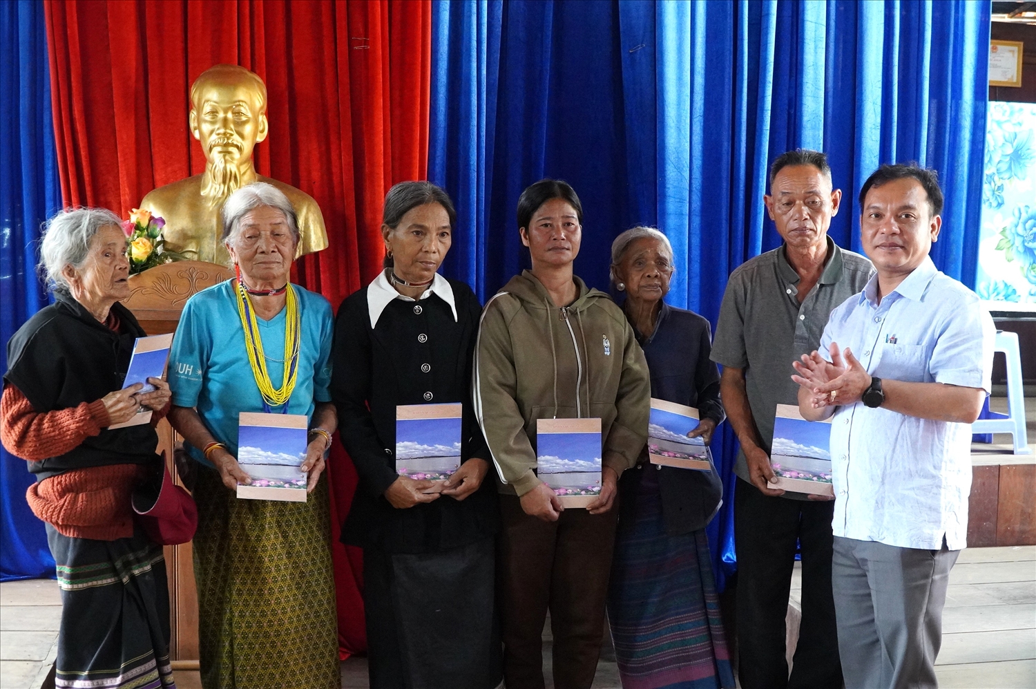 Phó Bí thư Thường trực Tỉnh ủy Quảng Ngãi U Huấn tặng quà cho 6 hộ đồng bào DTTS nghèo ở thôn Đăk Mế, xã Bờ Y