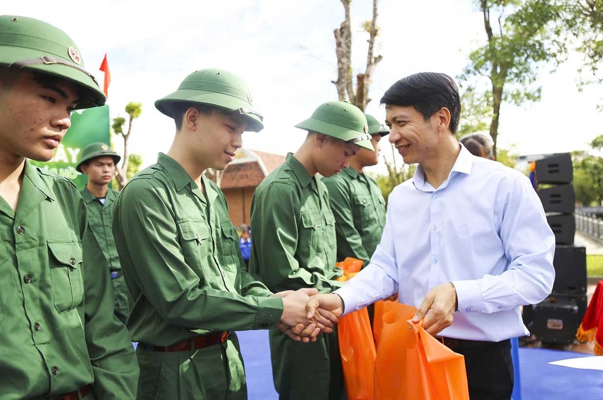 Phó Bí thư Tỉnh ủy, Chủ tịch Ủy ban Mặt trận Tổ quốc Việt Nam tỉnh Gia Lai Nguyễn Ngọc Lương tặng quà động viên thanh niên trước khi lên đường nhập ngũ. (Ảnh: H.P)