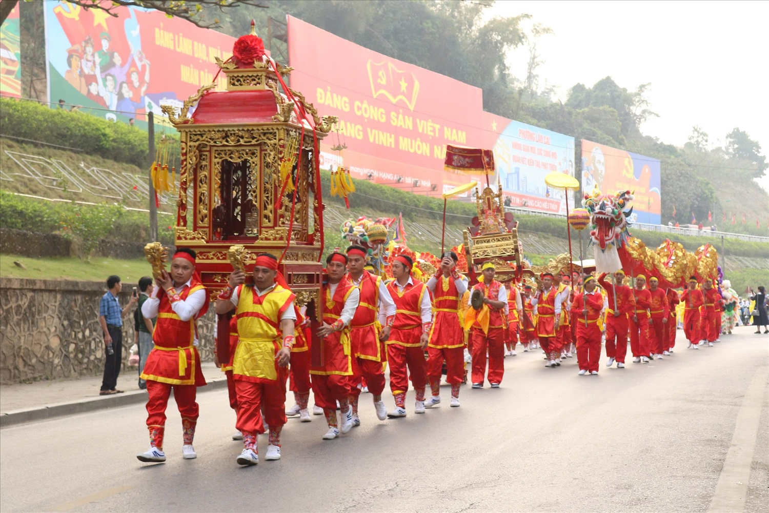 Lễ rước kiệu từ UBND phường Lào Cai về đền Thượng (Ảnh Trọng Bảo)