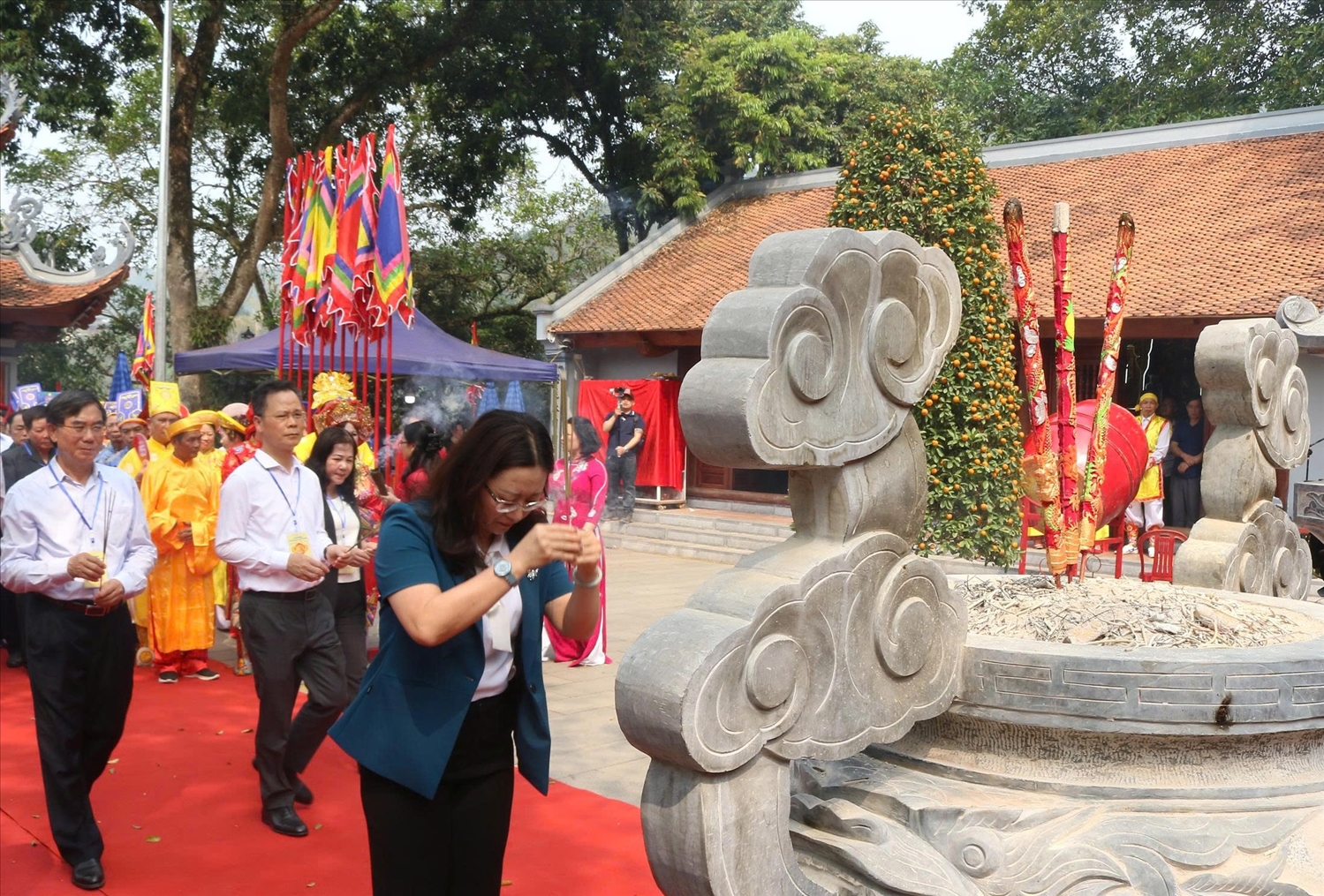 Lãnh đạo tỉnh Lào Cai dâng hương (Ảnh Trọng Bảo)