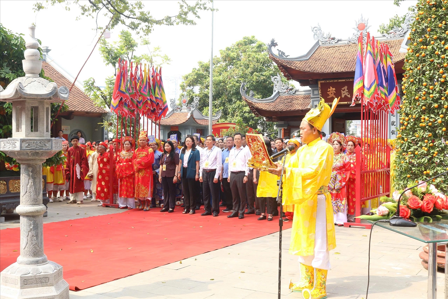 Lễ tế dân gian và dâng hương (Ảnh Trọng Bảo)