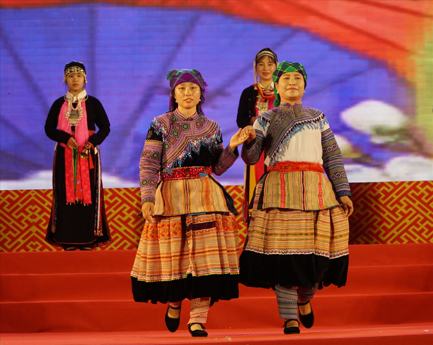 Thi trình diễn trang phục dân tộc (Ảnh Trọng Bảo)