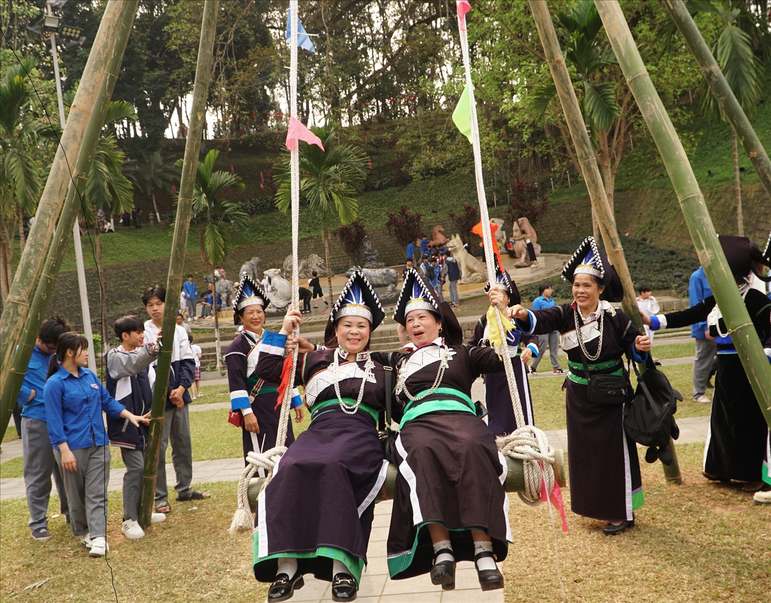 Các trò chơi dân gian được tổ chức tại lễ hội (Ảnh Trọng Bảo)