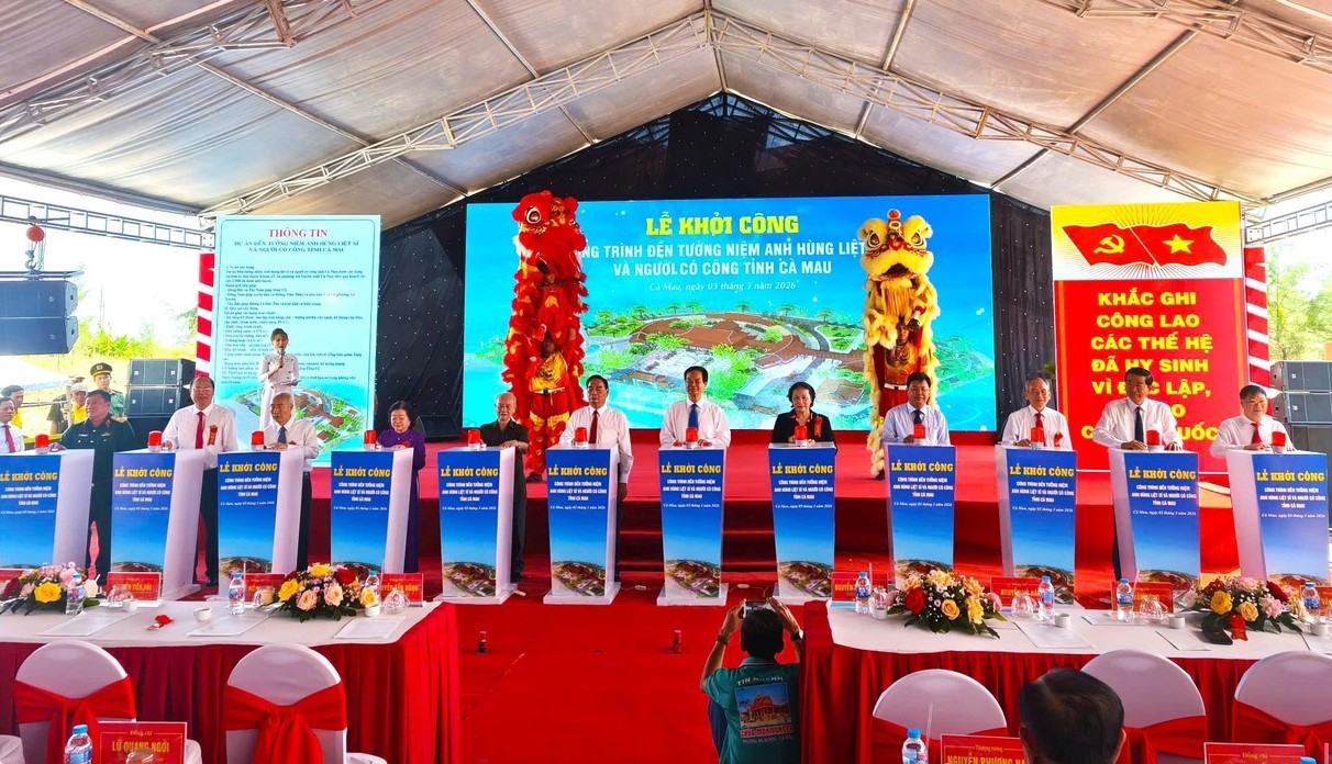 Các đại biểu thực hiện nghi thức lễ khởi công công trình