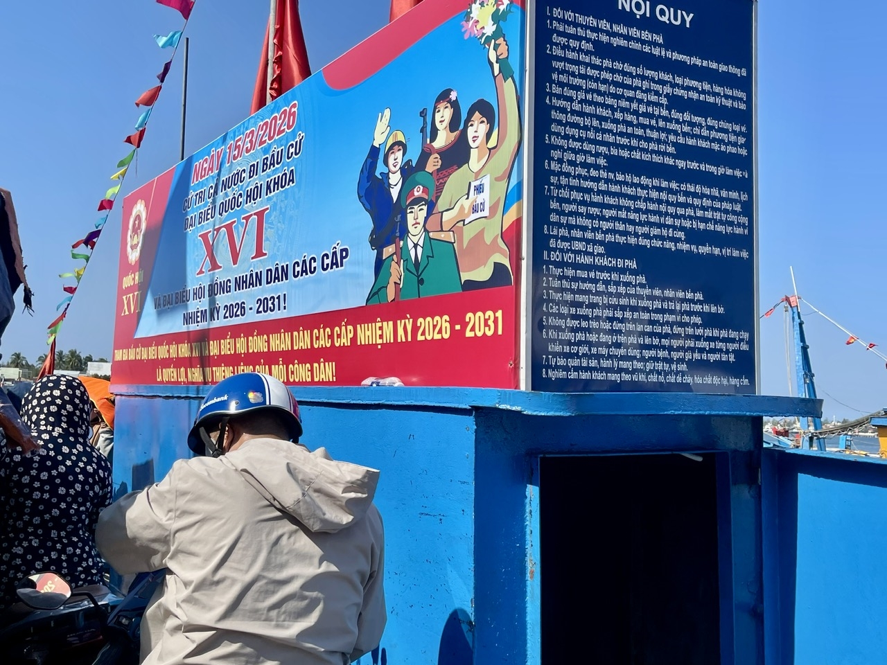 Tuyên truyền ngày bầu cử trên phà Tam Hải. (Ảnh Huy Trường)
