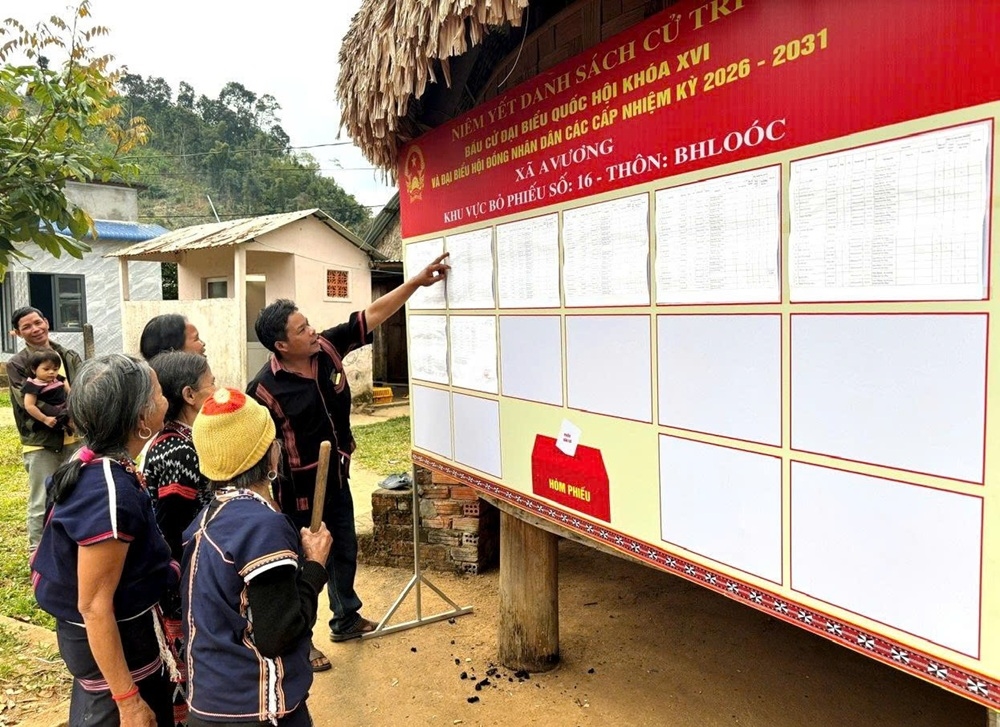 Người dân ở xã A Vương xem danh sách cử tri tại điểm bầu cử. (Ảnh Thúy Hằng)