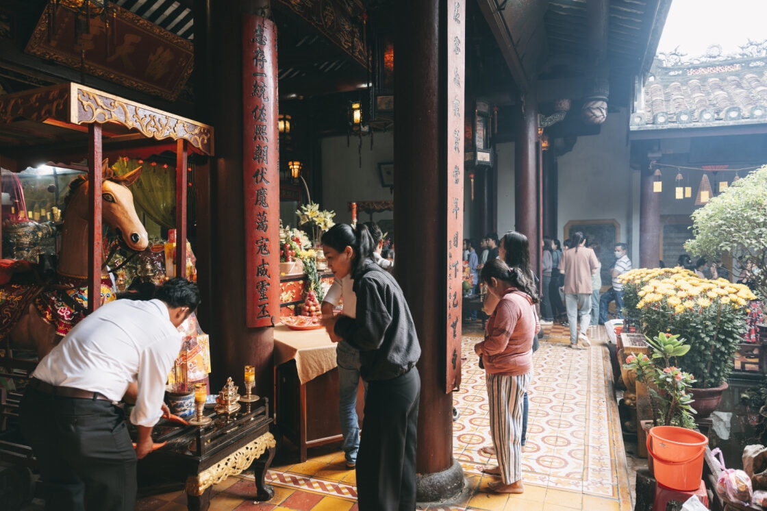 Người dân thực hiện các nghi lễ tại lễ hội Tết Nguyên tiêu ở Hội An. (Ảnh Quế Quế)