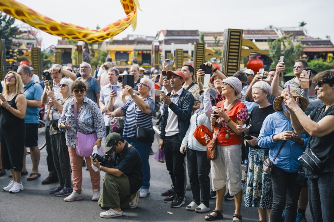 Du khách nước ngoài hào hứng với các hoạt động văn hóa tại Tết Nguyên tiêu ở Hội An. (Ảnh Quế Quế)
