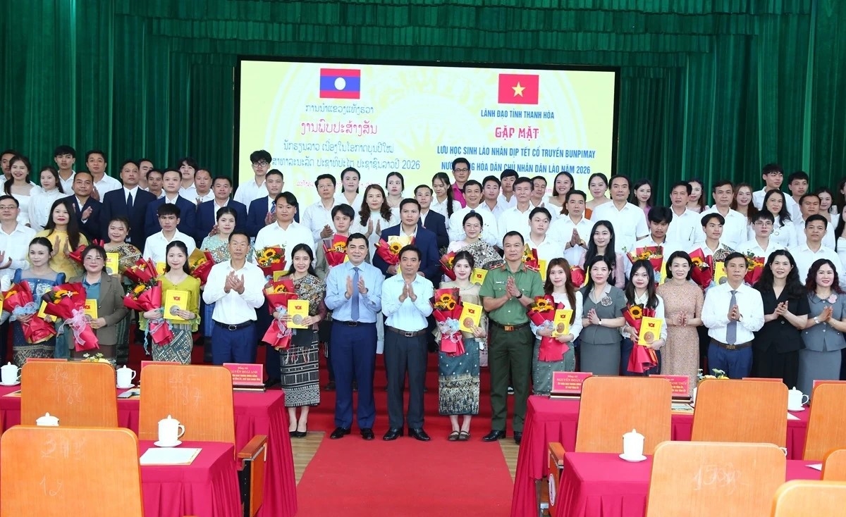 Lãnh đạo tỉnh Thanh Hóa và lưu học sinh Lào chụp ảnh lưu niệm trong không khí thân tình. (Quốc Hương)