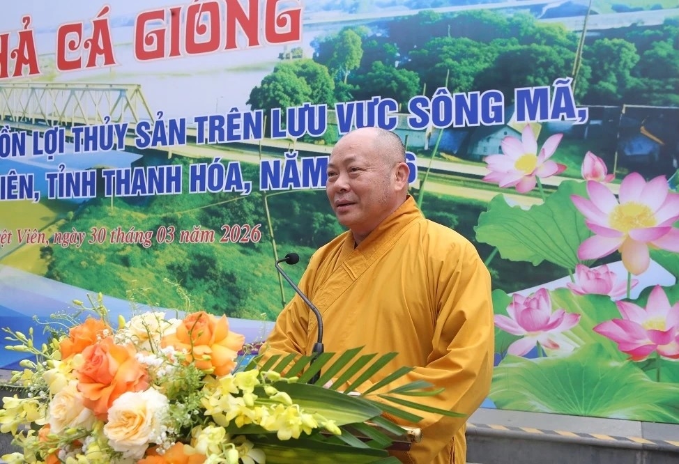 Đại diện Giáo hội Phật giáo Việt Nam tỉnh Thanh Hóa phát biểu, kêu gọi tăng ni, phật tử và Nhân dân chung tay bảo vệ, phát triển nguồn lợi thủy sản.(Ảnh Lê Hòa)