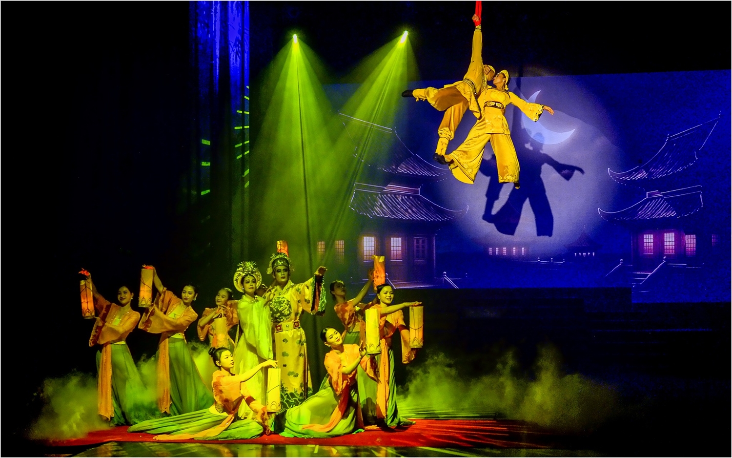 Vở diễn Trần Nhân Tông còn gây ấn tượng bởi cách ngôn ngữ xiếc tái hiện những lát cắt đa chiều của câu chuyện