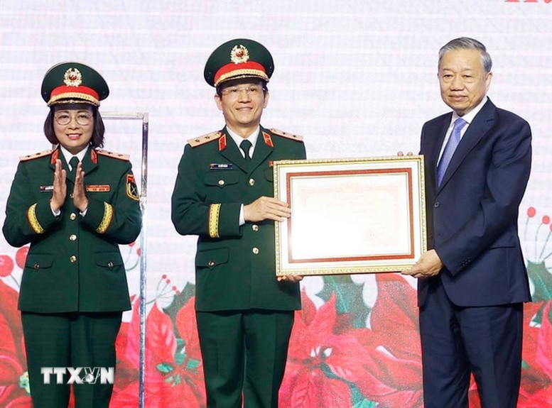 Tổng Bí thư Tô Lâm, Bí thư Quân ủy Trung ương trao Huân chương Hồ Chí Minh tặng Bệnh viện Trung ương Quân đội 108 - Ảnh: TTXVN