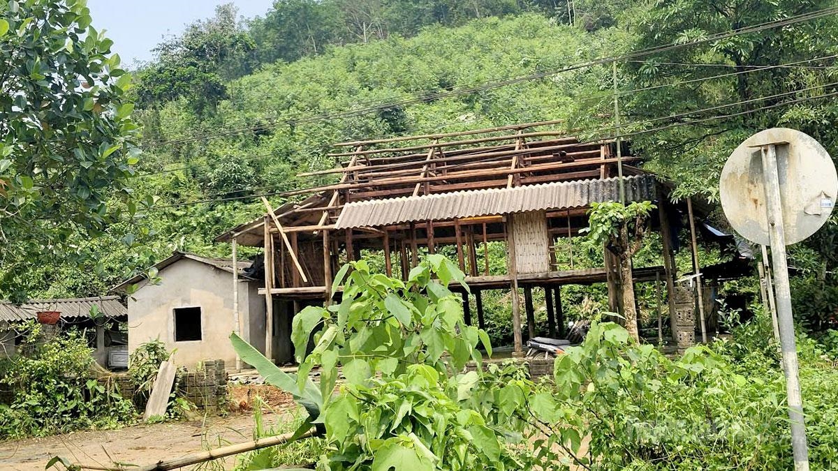 Một ngôi nhà tại Tuyên Quang bị tàn phá do dông lốc (Ảnh. Báo Tuyên Quang)