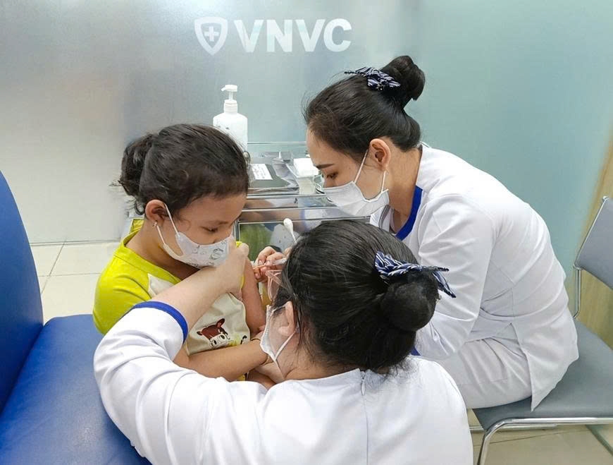 Tiêm vaccine phòng bệnh cho trẻ tại VNVC. Ảnh: PHONG LAN