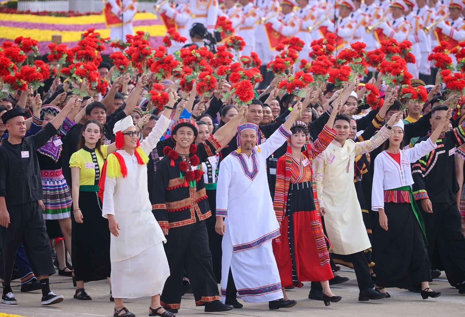  Khối đại diện 54 dân tộc Việt Nam diễu hành tại lễ kỷ niệm 80 năm Quốc khánh. Ảnh: Nhật Bắc