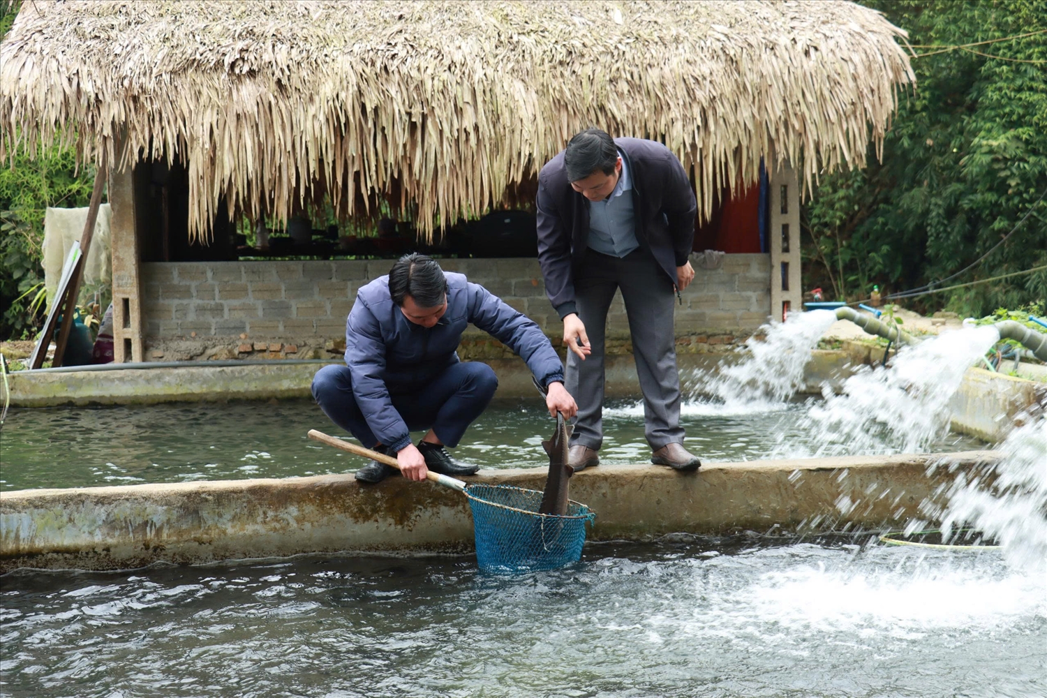 Cán bộ xã Cao Bồ xuống cơ sở, xem xét hệ thống ao nuôi thủy sản tại địa phương