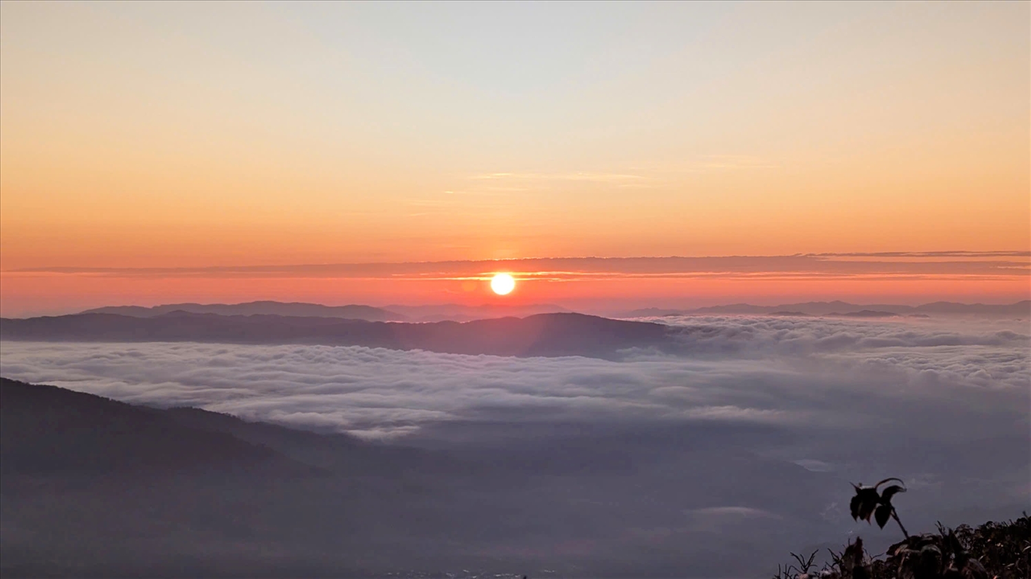 Ngắm hoàng hôn tuyệt đẹp trên đỉnh núi Ngọk Pâng