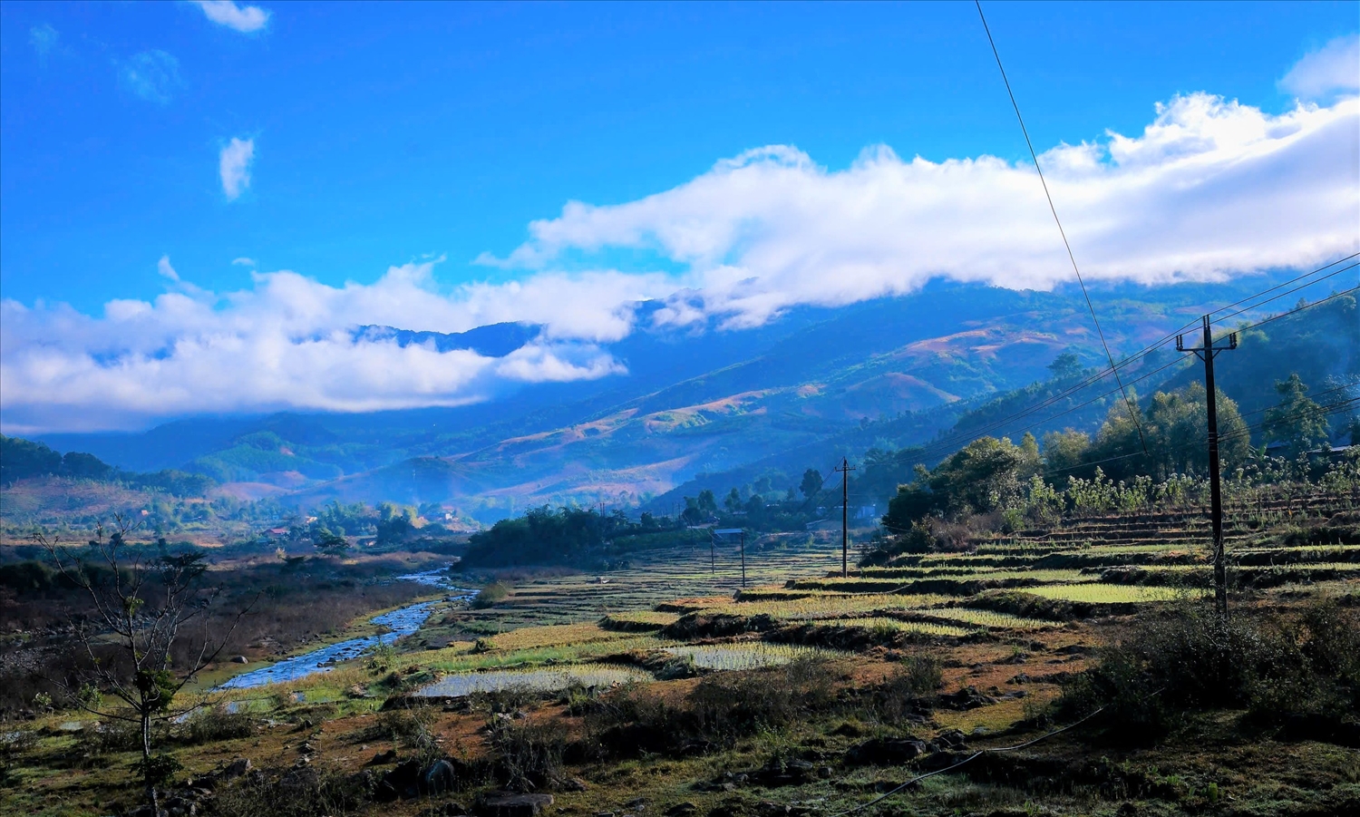 Trên hành trình đi xe máy đến chân núi Ngọk Pâng, du khách sẽ chiêm ngưỡng những thửa ruộng bậc thang của đồng bào Xơ Đăng đẹp như tranh vẽ