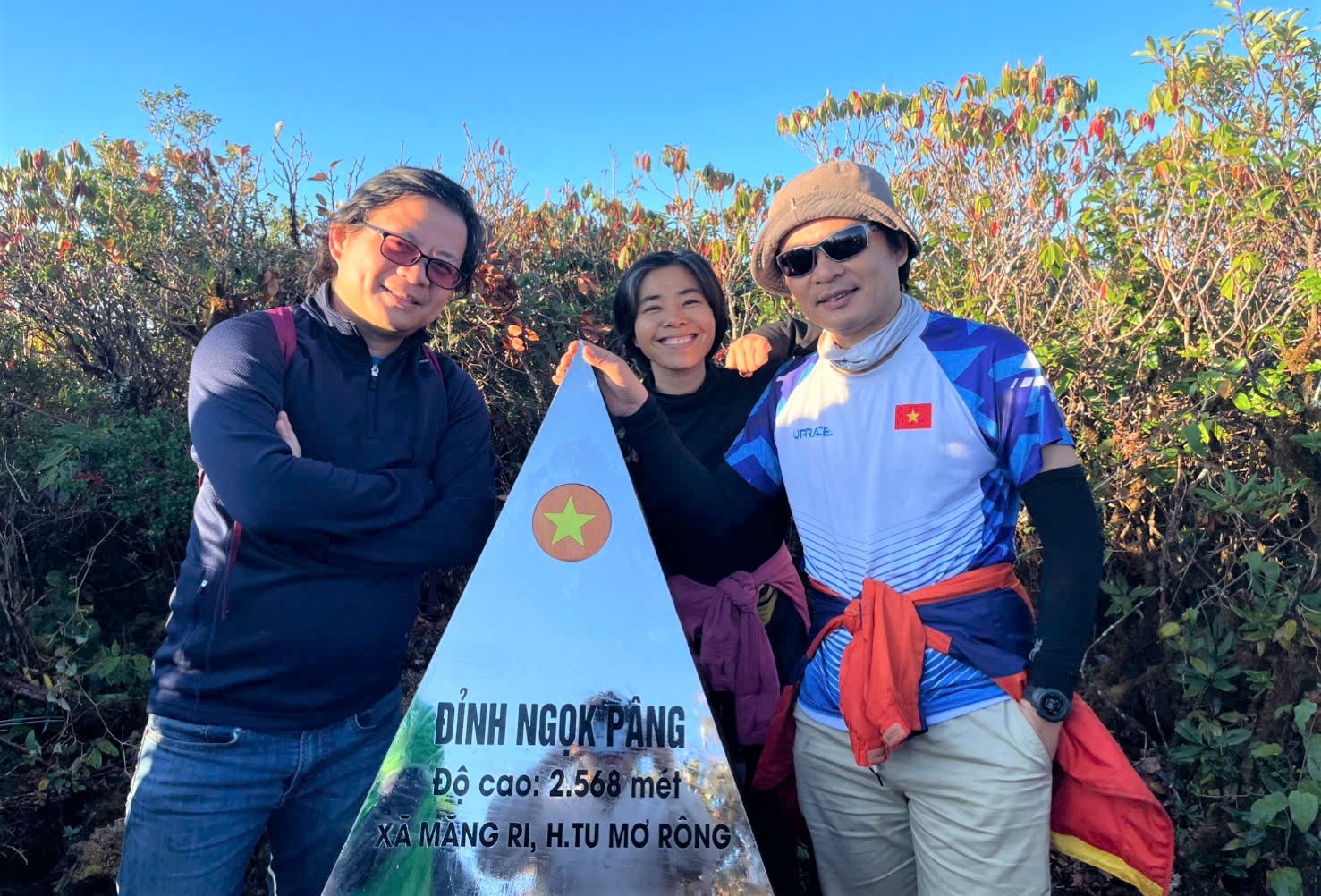 Du khách thích thú khi check in tại đỉnh Ngọk Pâng có độ cao 2.568m 