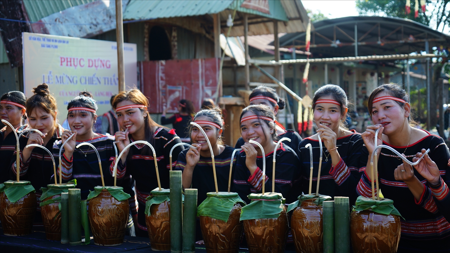 Rượu ghè đã được người dân chuẩn bị trước cả tháng để phục vụ lễ Mừng chiến thắng