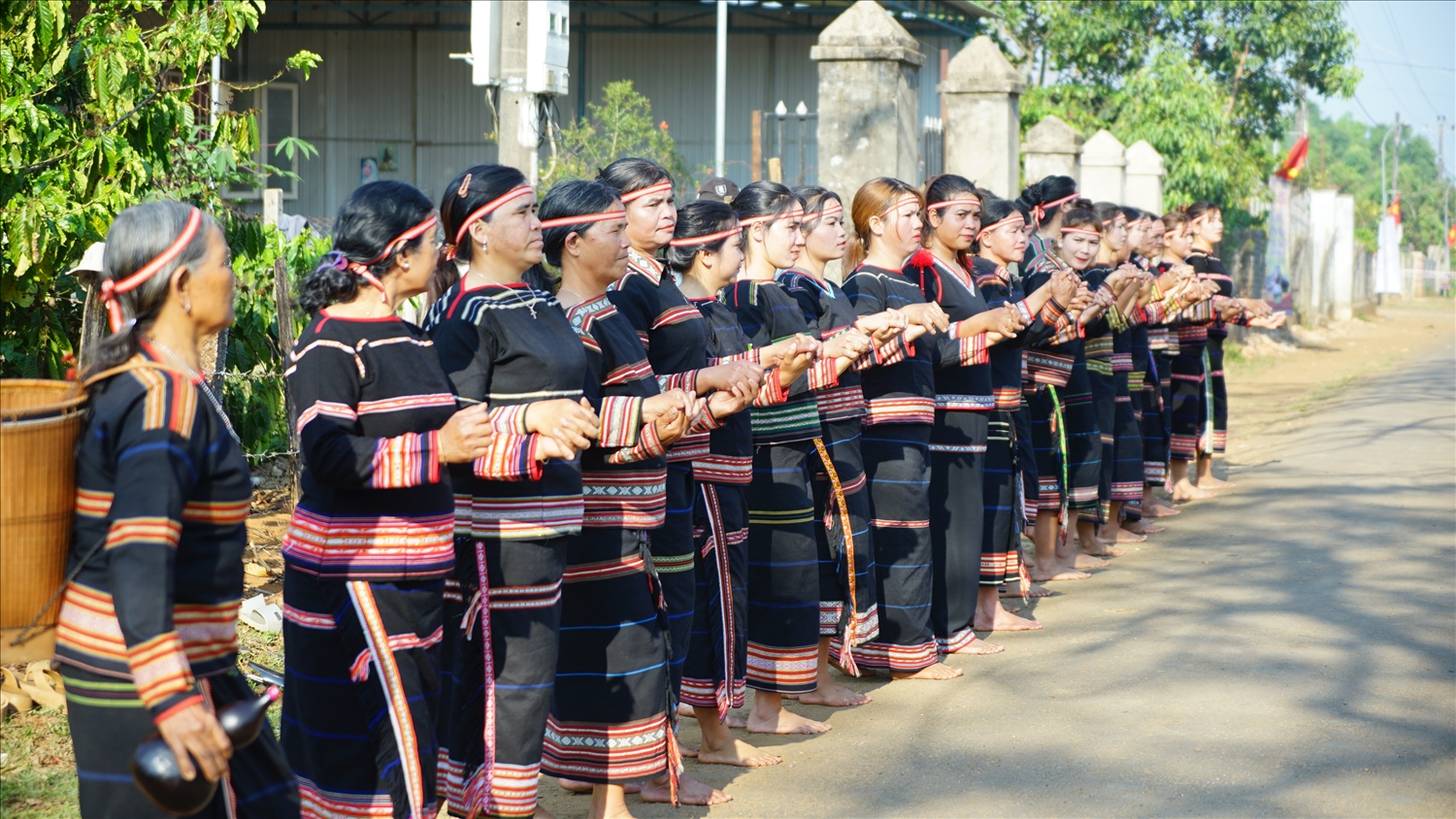 Các cô gái múa xoang uyển chuyển