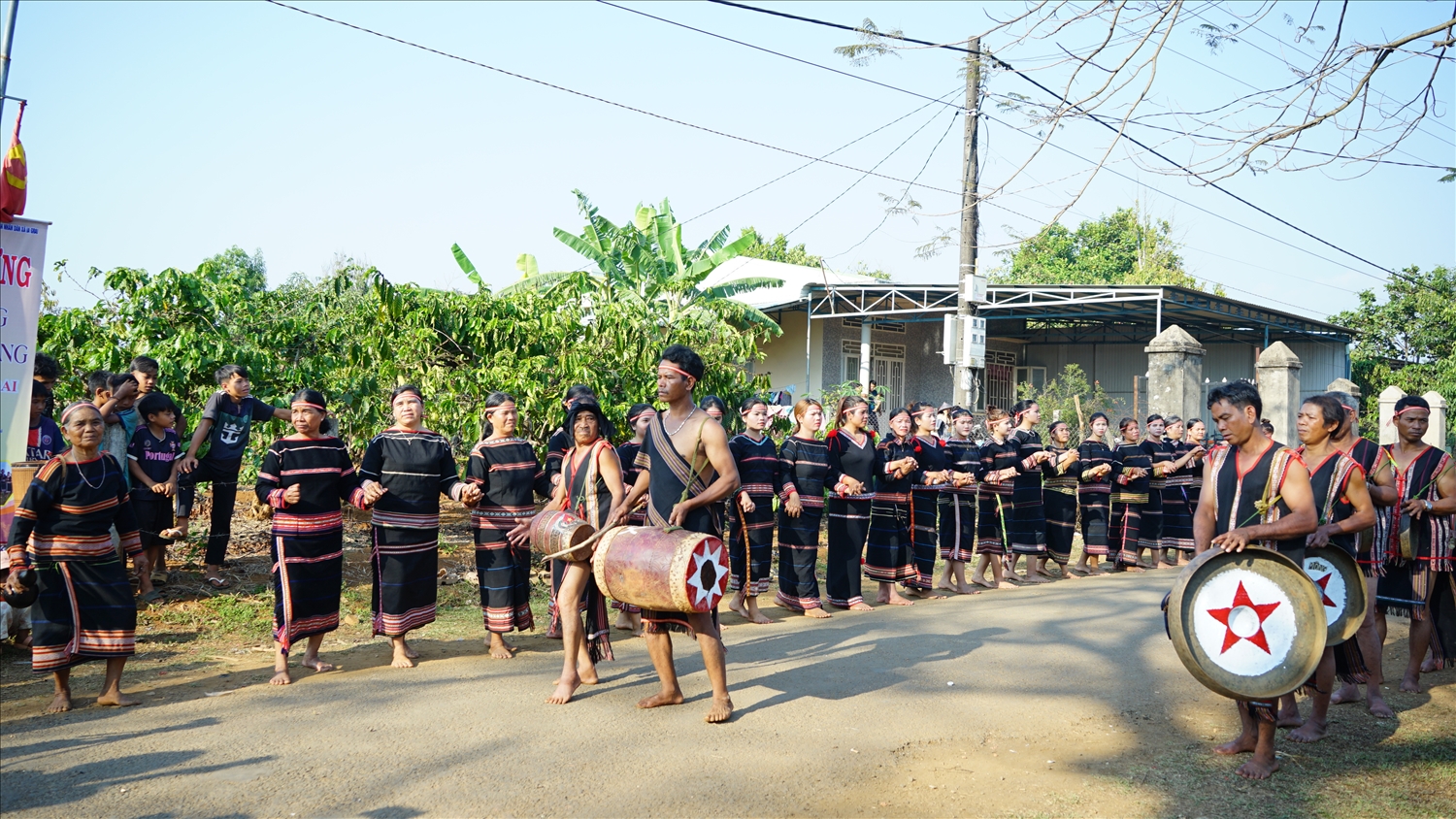 Cộng đồng Gia Rai làng Bẹk trình diễn cồng chiêng mừng chiến thắng