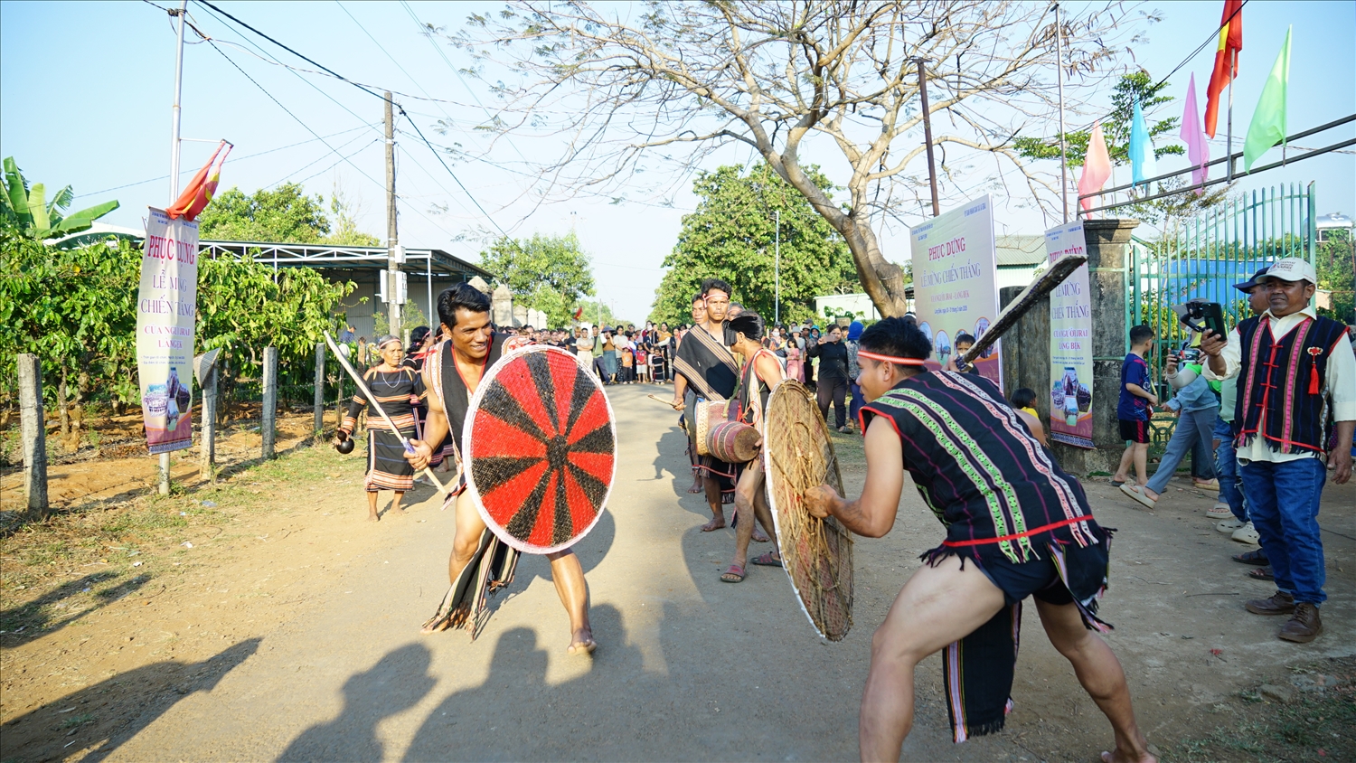 Màn múa khiên mạnh mẽ dứt khoát của các chàng trai Gia Rai thể hiện tinh thần mừng chiến thắng