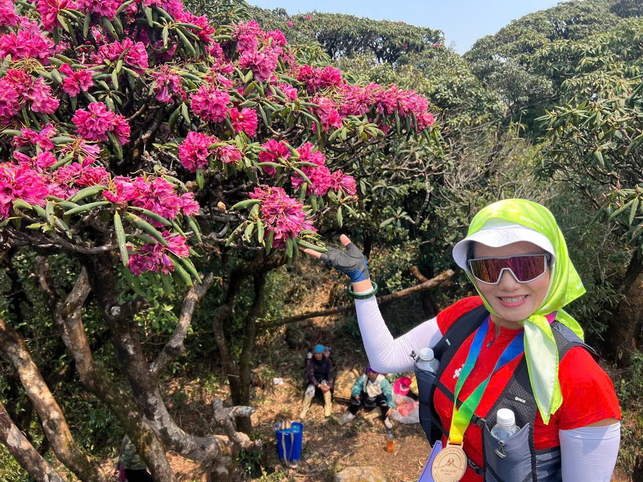 Nữ vận động viên lưu lại khoảnh khắc với hoa đỗ quyên (Ảnh Trọng Bảo)