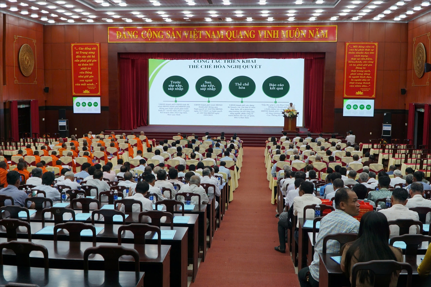 Tại họp mặt, các đại biểu được thông tin về tình hình kinh tế - xã hội và chính sách dân tộc, tôn giáo trên địa bàn thành phố trong thời gian qua