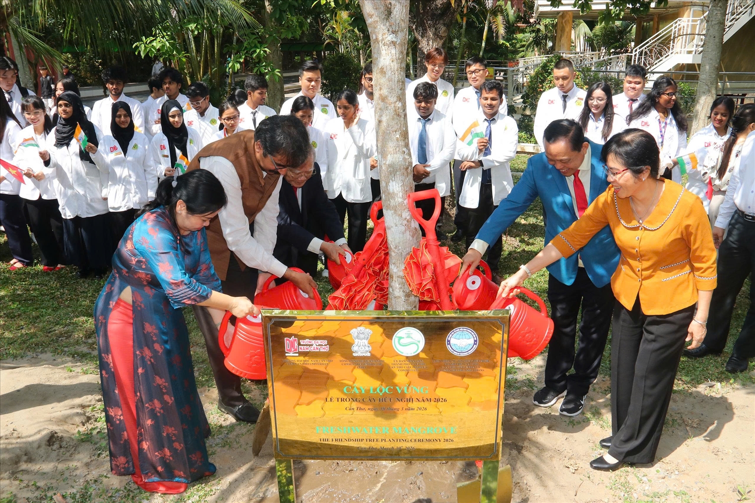 Các đại biểu trồng cây hữu nghị