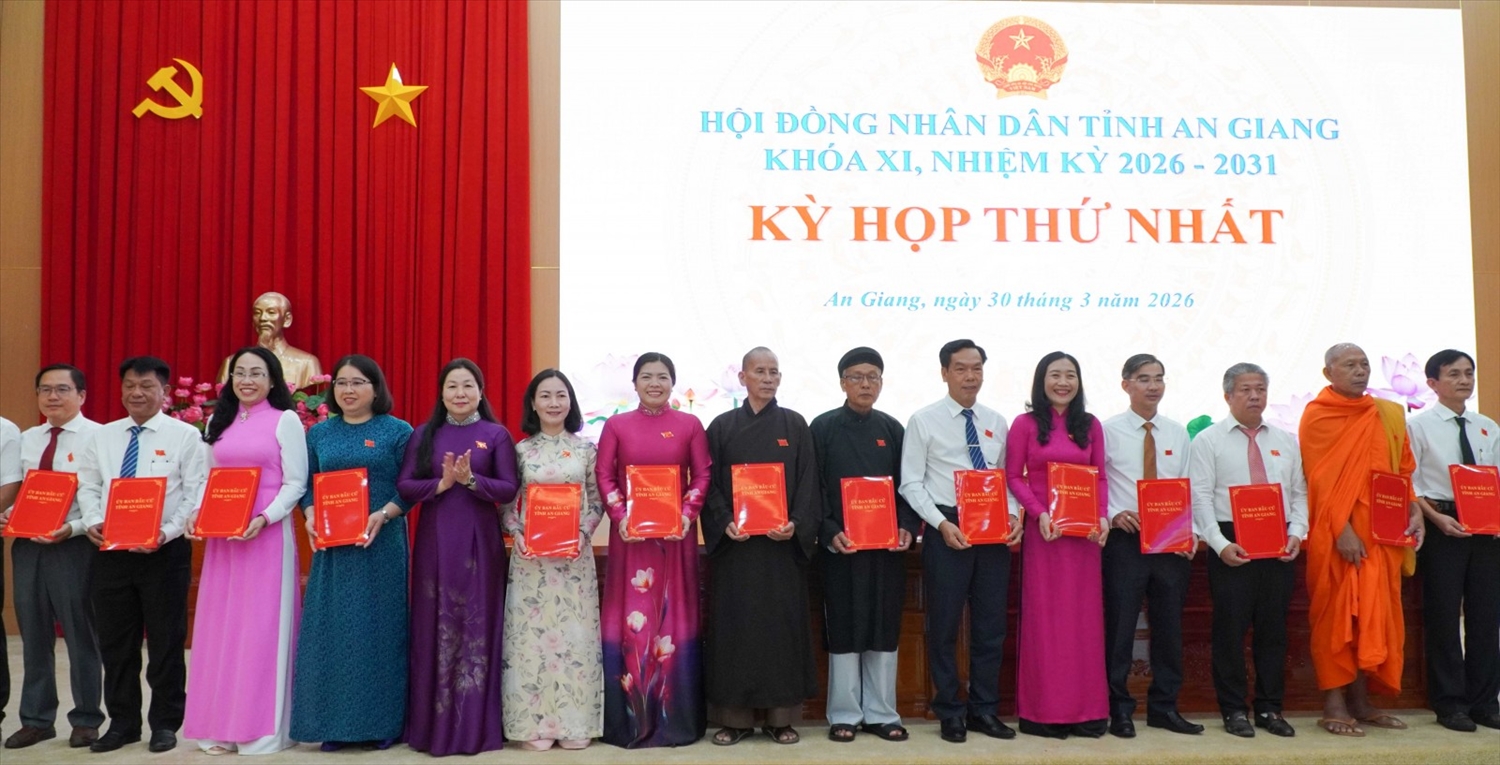 Bà Lê Hồng Thắm, Phó Chủ tịch HĐND tỉnh, Phó Chủ tịch Ủy ban Bầu cử tỉnh An Giang trao chứng nhận đại biểu HĐND tỉnh An Giang khóa XI, nhiệm kỳ 2026 - 2031