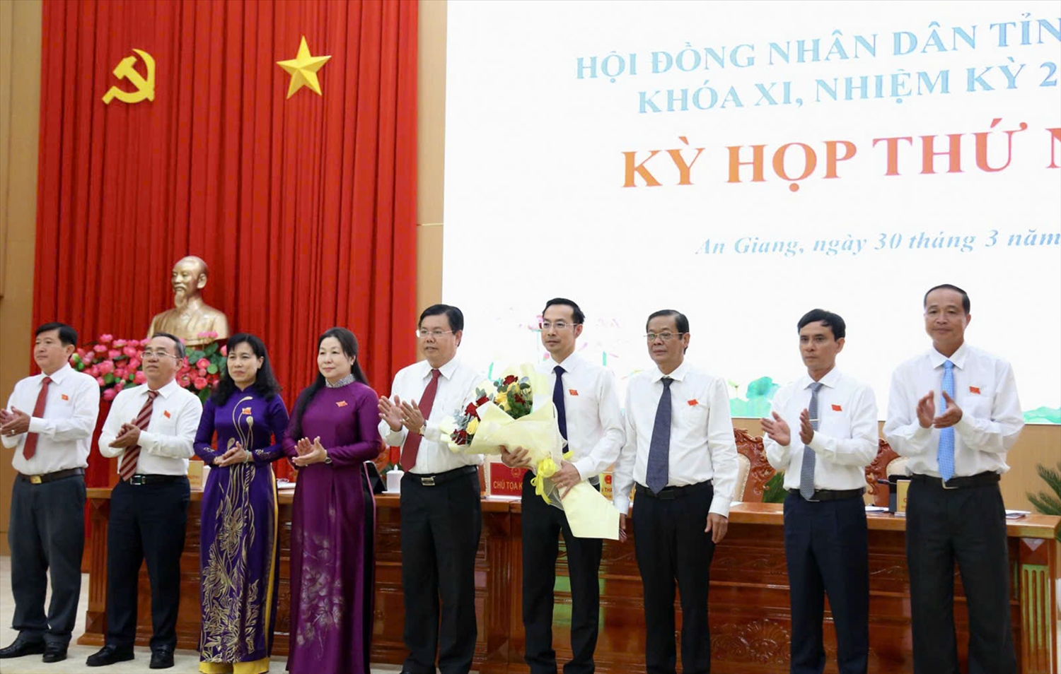 Ông Nguyễn Tiến Hải ( đứng giữa) - Bí thư Tỉnh ủy tặng hoa chúc mừng ông Nguyễn Thanh Nhàn tái cử Chủ tịch HĐND tỉnh An Giang 