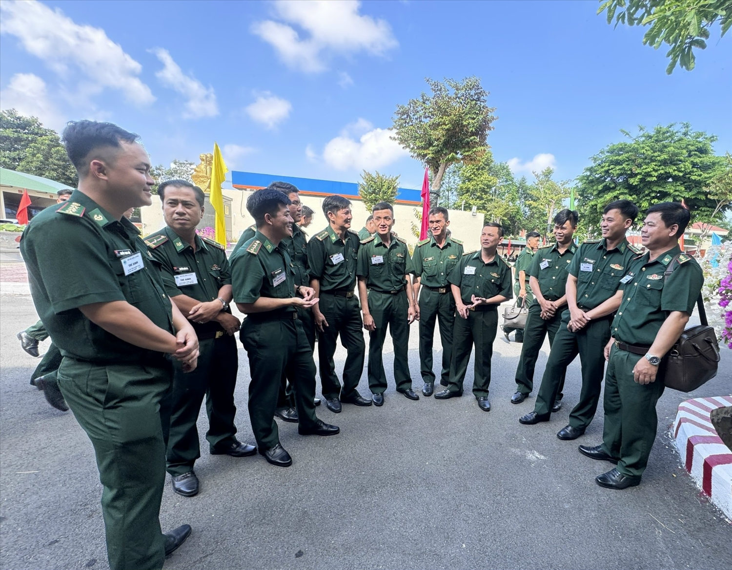 Các thí sinh trao đổi trước giờ vào phòng thi 