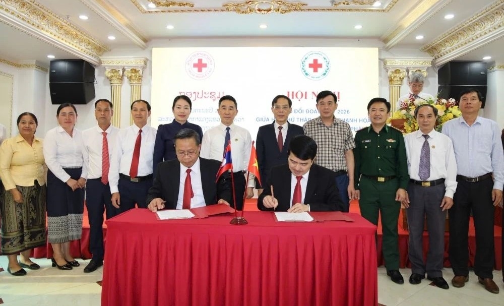 Đại diện Hội Chữ thập đỏ Thanh Hóa-Hủa Phăn ký, trao thỏa thuận hợp tác 2026-2027