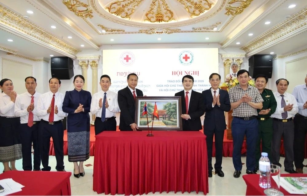 Hội Chữ thập đỏ hai tỉnh tặng quà lưu niệm