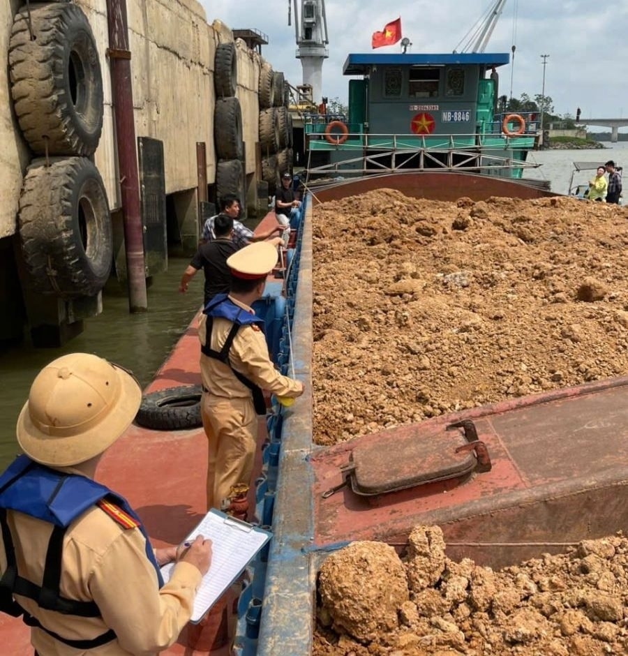 Lực lượng chức năng phát hiện, xử lý một phương tiện thủy nội địa vận chuyển 700 m3 đất san lấp không rõ nguồn gốc, xuất xứ.