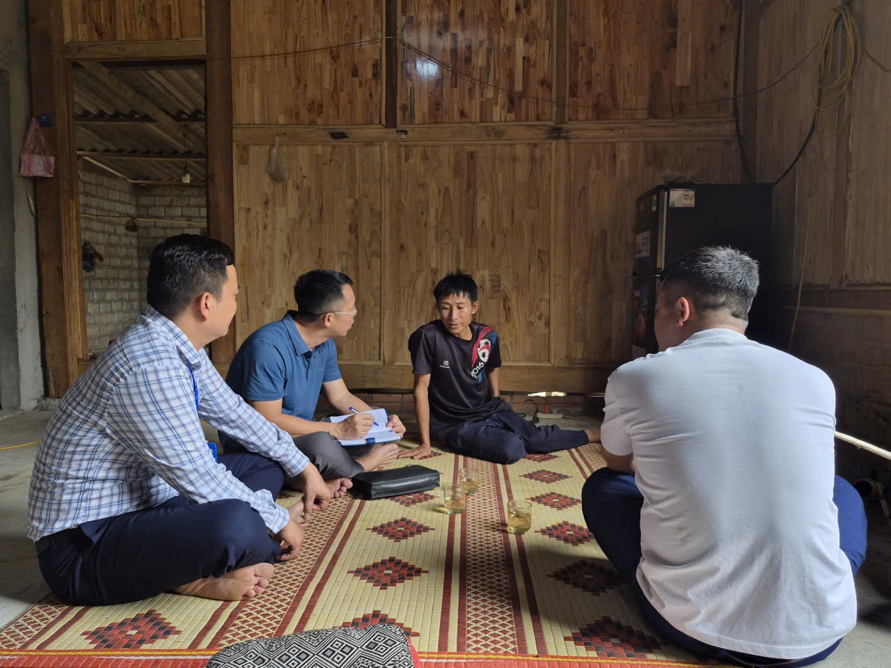 Anh Hà Văn Nguyên (thứ 3 từ trái sang) đã gần 2 năm trôi qua do không nhận được tiền hỗ trợ làm nhà nên phải gánh nợ nần.