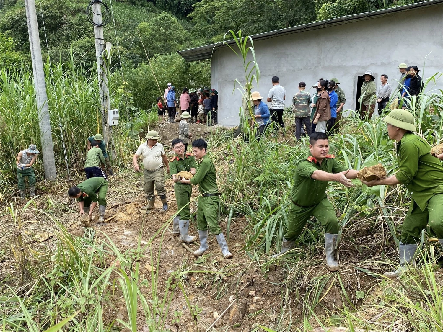 Công an xã Mường Lống hỗ trợ, giúp đỡ người dân khắc phục hậu quả thiên tai năm 2025