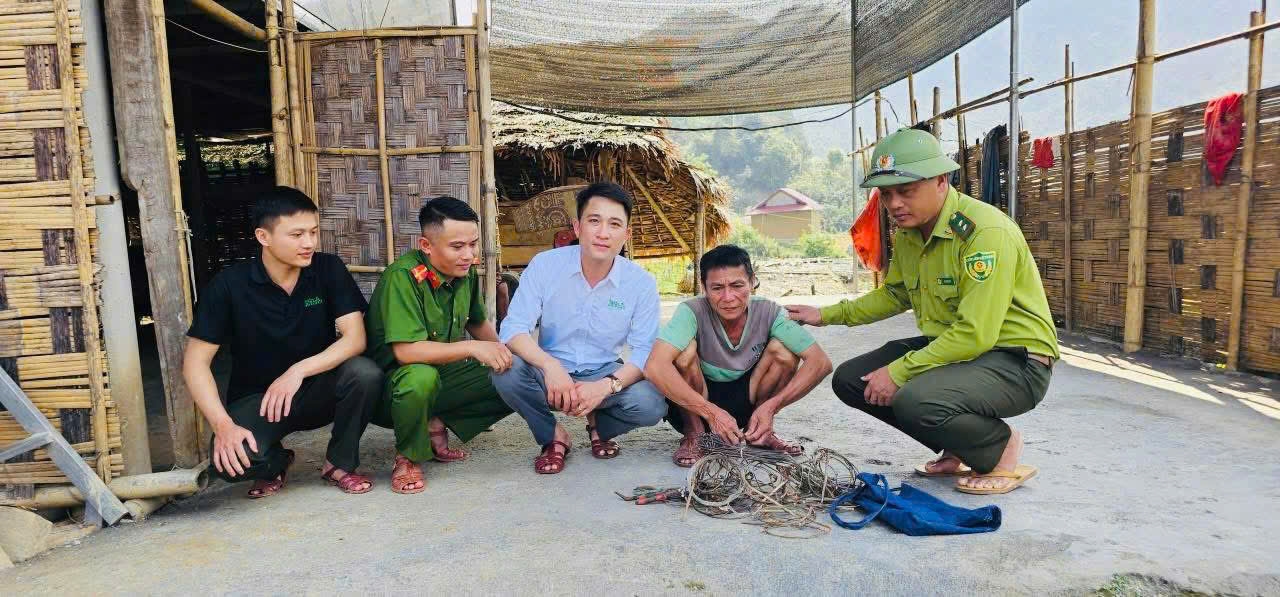 Các lực lượng ở xã Môn Sơn vận động người dân trên địa bàn giao nộp, tiêu hủy các loại bẫy thú