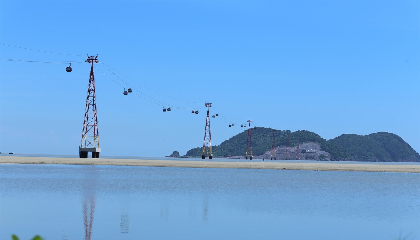 Hệ thống cáp treo di chuyển ra đảo Ngư - Ảnh: Cảnh Huệ