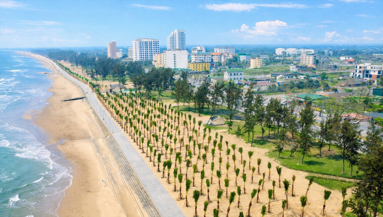 Phố biển Cửa Lò đang mang diện mạo mới với đường bê tông ven biển và hàng dừa tạo cảnh quan - Ảnh: Quang An