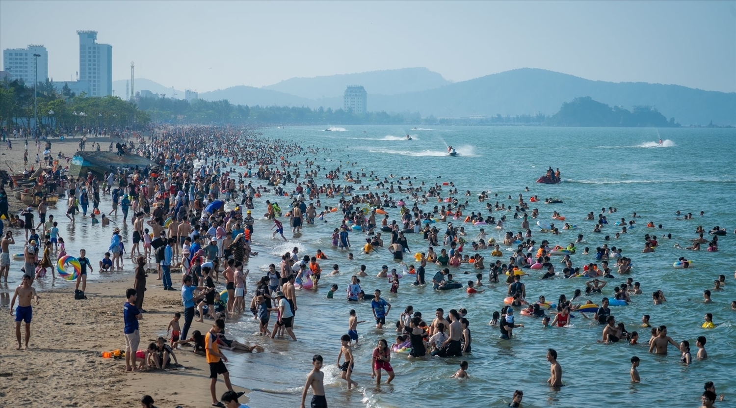 Nhiều năm qua, biển Cửa Lò - tư duy du lịch một mùa đã ăn sâu vào suy nghĩ của nhiều du khách - Ảnh: Đức Anh