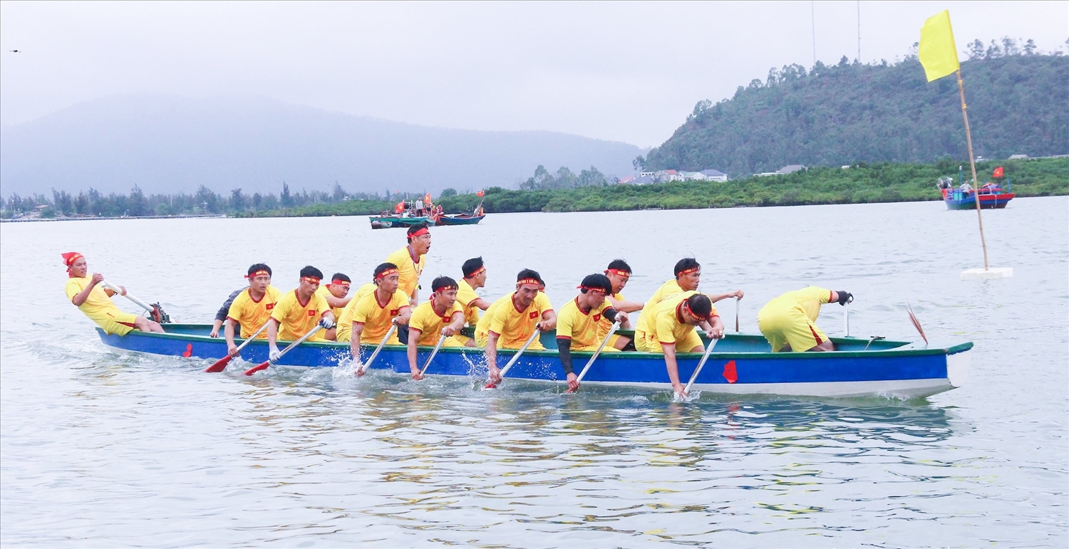Sôi nổi giải đưa thuyền truyền thống biển Cửa Lò (Ảnh: Mai Hoa)