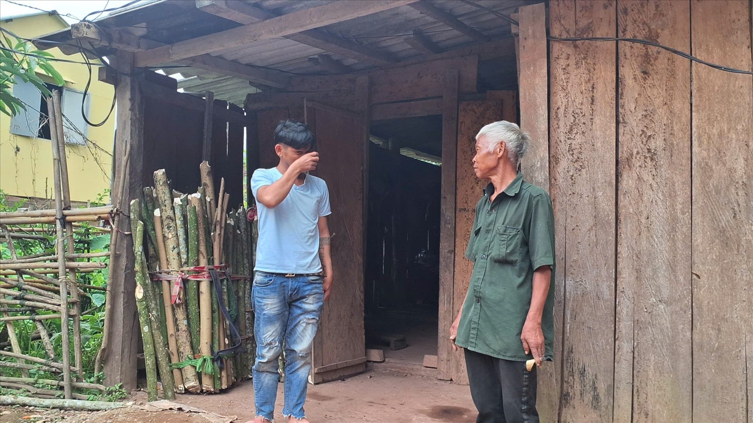 Anh Hồ Đào (trái) cùng bố là ông Hồ Teo không giấu được nỗi buồn khi con bò được cấp đã chết (Ảnh: Phạm Tiến)