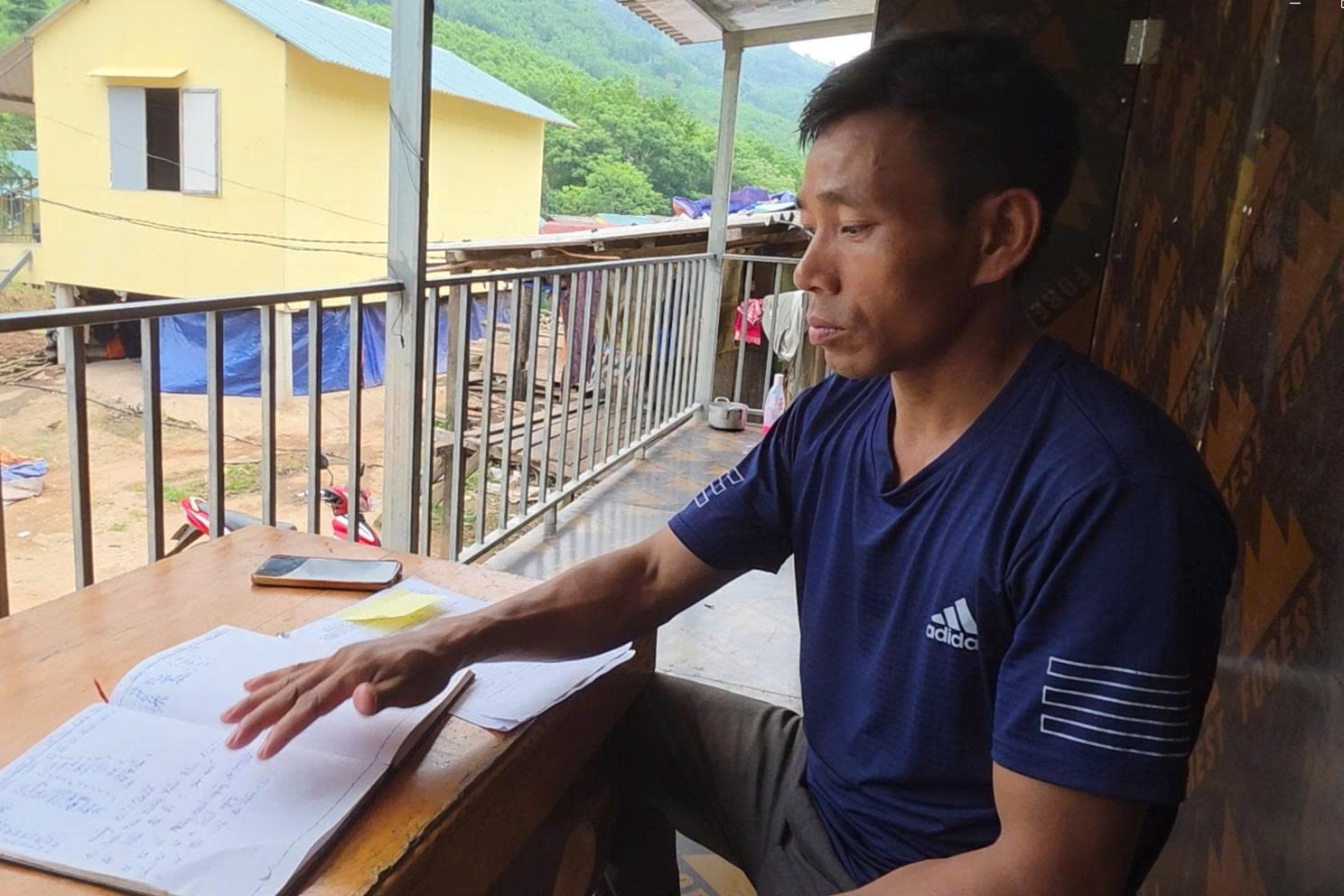 Ông Hồ Hùng, Trưởng bản K Ai đang lần theo danh sách 24 con bò đã bị chết (Ảnh: Phạm Tiến)