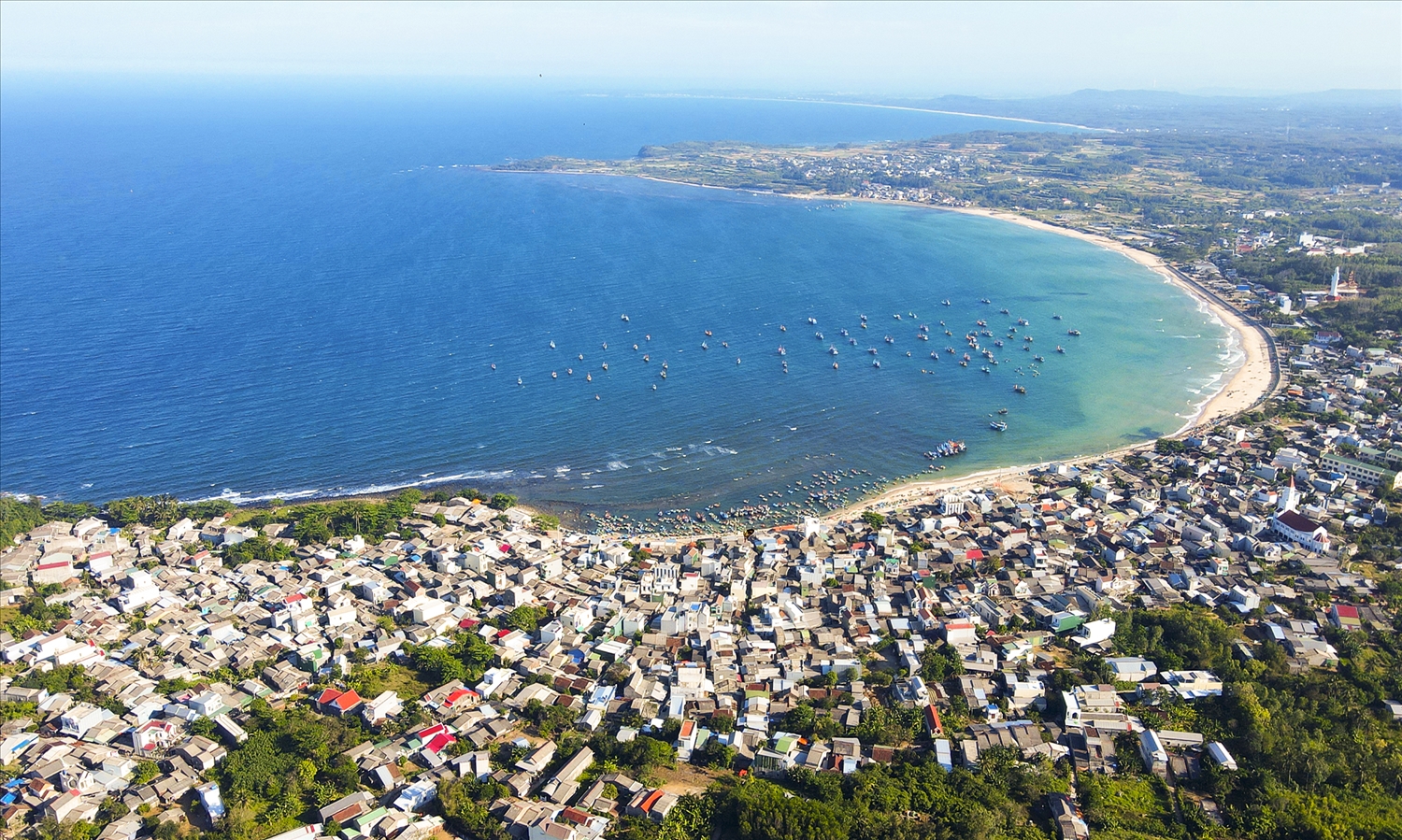 Bãi biển Phước Thiện một màu xanh như ngọc nằm phơi mình trong nắng sớm, thanh bình đầy sức sống nơi tổ chức lễ hội.