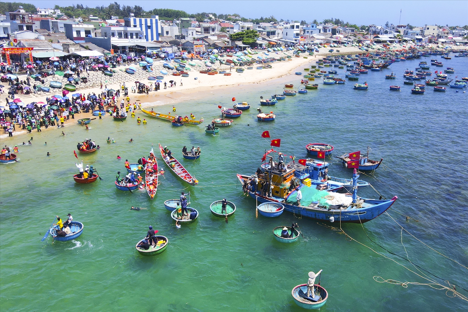 Ngay từ sáng sớm, hàng ngàn người cùng những chiếc ghe, tàu thuyền có mặt tại bãi biển Phước Thiện.